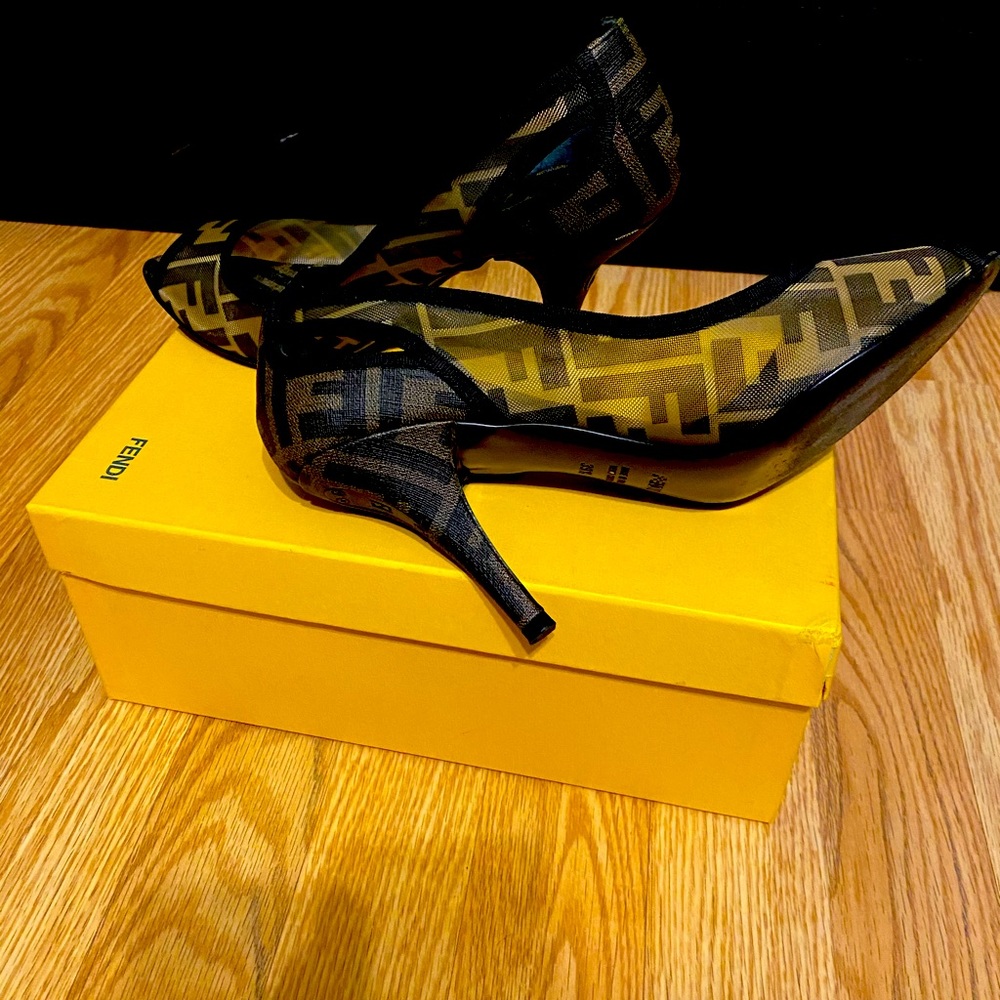 FENDI high heels pumps.